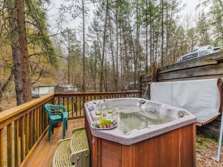 https://vtrips.com/image/webp/720/85/https%3A%2F%2Fassets.ruidosoreservations.com%2Fimages%2FRVR%2Fprivate+hot+tub-+deck-+vtrips.jpg